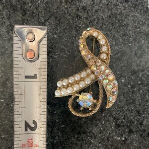 VINTAGE GOLD TONE, RHINESTONE AND FAUX PEARL RIBBON BROOCH